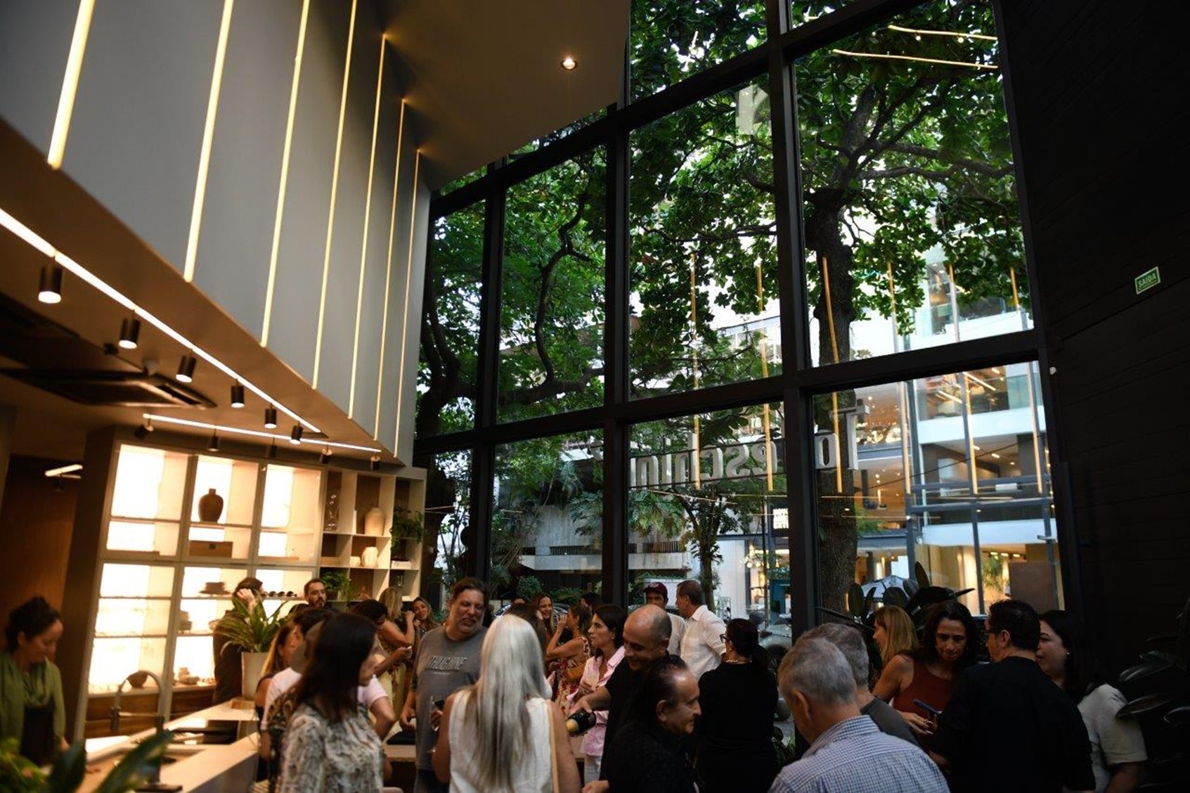 Coquetel especial marcou a reinauguração da Todeschini Ipanema, reunindo parceiros, arquitetos e convidados para celebrar o novo conceito da loja. Foto: Divulgação. Coquetel especial marcou a reinauguração da Todeschini Ipanema, reunindo parceiros, arquitetos e convidados para celebrar o novo conceito da loja. Foto: Divulgação.